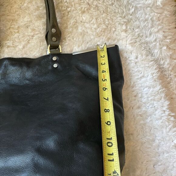 Kenneth Cole Handle It Over  Leather Black shoulder large Bag. - Picture 9 of 16